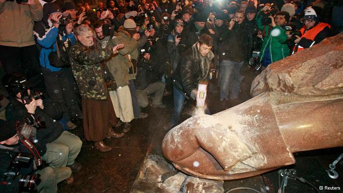 Toppling of Lenin Monument in Kyiv Spurs ‘Monument Showers’ in Ukraine