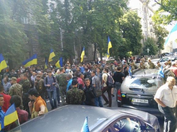 Thousands rally, demanding Poroshenko end ceasefire in Eastern Ukraine