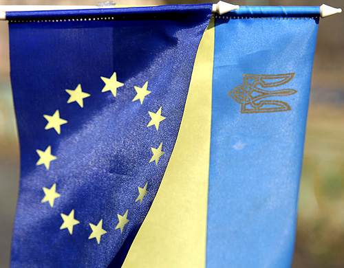 How does Ukraine benefit from signing the association agreement with the EU? 