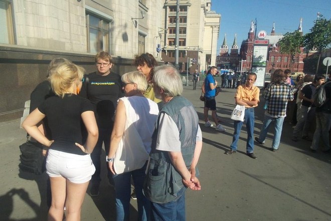Activists detained in Moscow for wearing clothing with Ukrainian symbols
