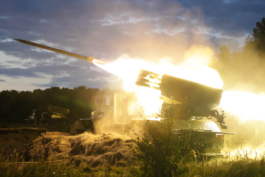 Rocket strike kills dozens of Ukrainian soldiers near Russian border