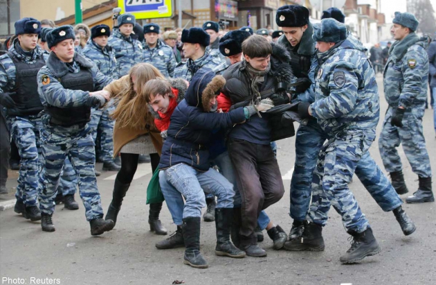 Police detain protesters outside a courthouse in Moscow February 21, 2014.