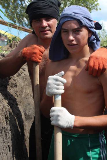 Ukrainian citizens: in Mariupol we’re digging trenches with the kids ~~