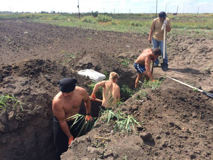Ukrainian citizens: in Mariupol we’re digging trenches with the kids ~~