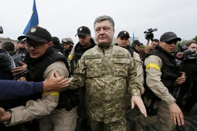 Poroshenko instructs Defense Minister to dismiss officials responsible for tenders