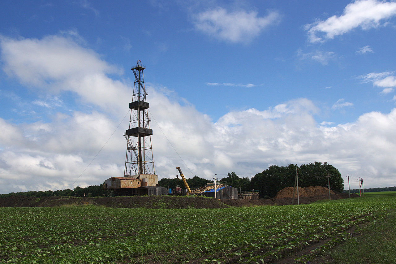 Oil rig in Poltava Oblast (Source: Wikimedia)
