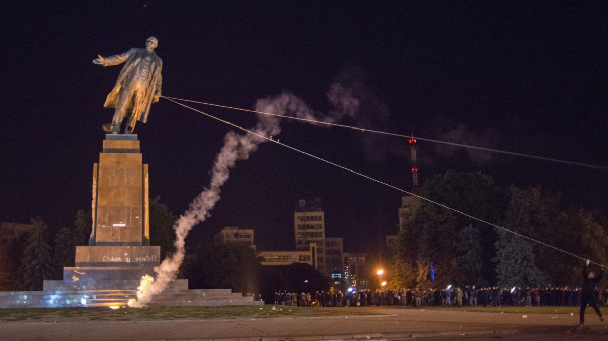 Monument’s destruction marks end of Soviet era and Kharkiv mayor