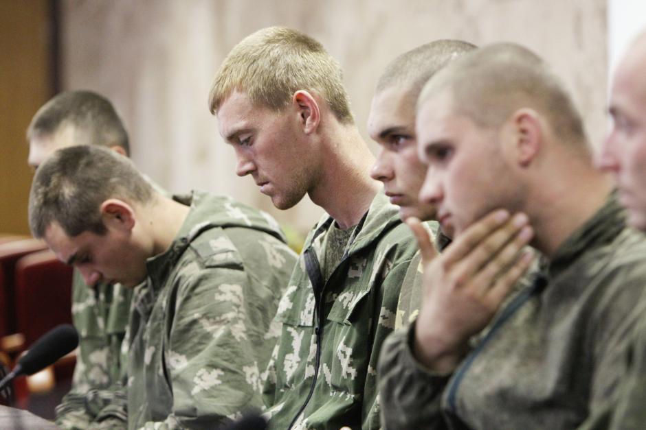 Russian paratroopers captured in combat by the Ukrainian army (Image: Valentyn Ogirenko/Reuters)