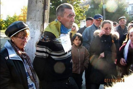 Donetsk terrorists tie presumed Ukrainian volunteer fighter to lamp post