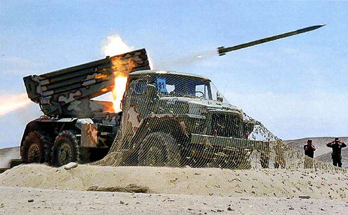Kämpfer der „Donezker Volksrepublik“ beschießen eigene Stellungen mit Raketenwerfern