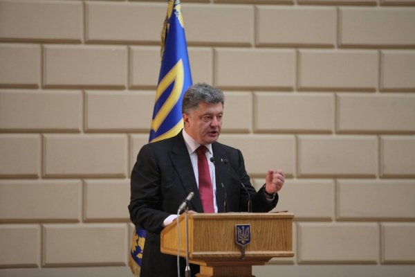 Poroshenko signs law on lustration
