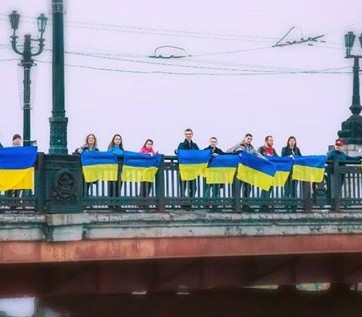 Lehrer demonstrieren in Donezk mit ukrainischen Flaggen