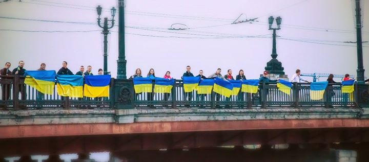 Lehrer demonstrieren in Donezk mit ukrainischen Flaggen