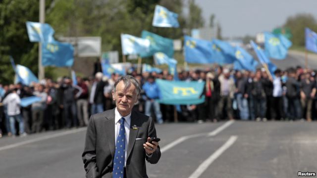 Mustafa Dzemilev in front of Crimean Tatar protesters (May 2014)