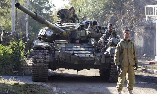 Russian occupation troops on a tank get ready to take position near Donetsk airport during fighting with Ukrainian defenders in the town of Donetsk, eastern Ukraine, October 4, 2014. (Image: REUTERS/Shamil Zhumatov)