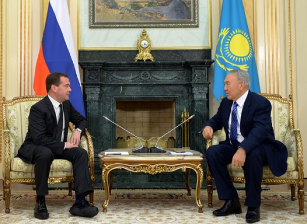 Medvedev wears platform boots to a meeting with the President of Kazakhstan 