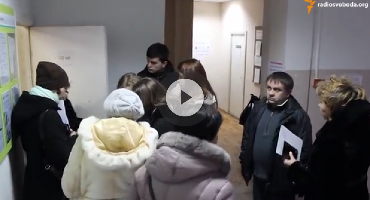 Refugees queue up for social support in Kyiv