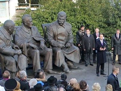 The Russian occupation authorities in Crimea opening a new Stalin monument to commemorate the Yalta Conference (February 4-11, 1945) between US President Franklin D. Roosevelt, UK Prime Minister Winston Churchill and Soviet dictator Joseph Stalin that legitimized the post-World War II occupation of Eastern Europe by the Soviet Union (Image: Wikimedia)