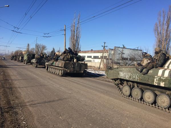 Ukrainian troops leaving Debaltseve