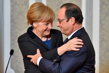 Merkel and Hollande hugging