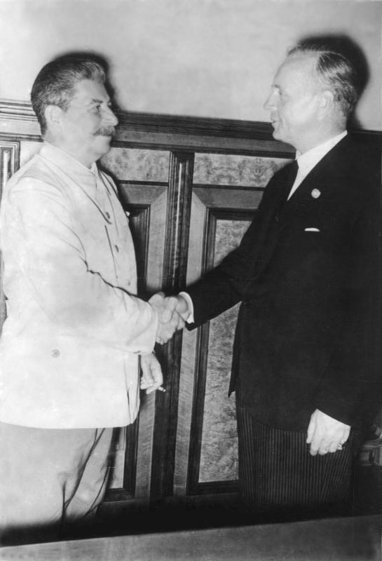 Stalin with Ribbentrop in the Kremlin at the signing of the Molotov-Ribbentrop Pact dividing Europe between his and Hitler's regimes (Photo: Bundesarchiv Bild 183-H27337, Moskau, Stalin und Ribbentrop im Kreml)