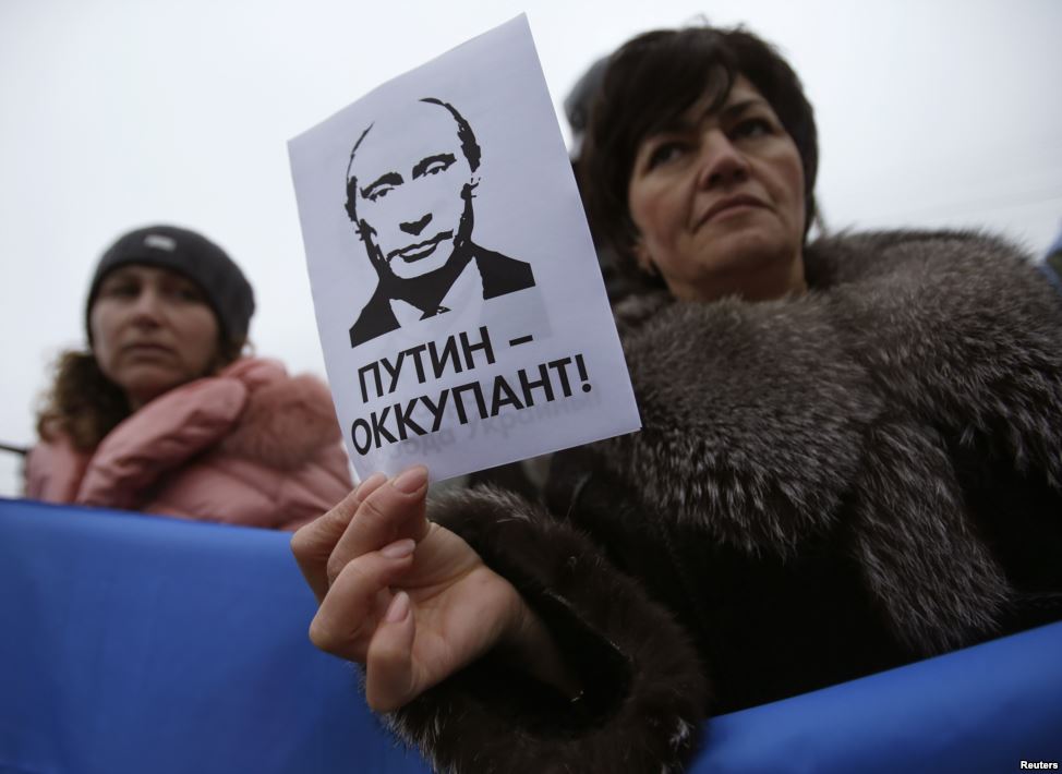The sign says: "Putin is an occupier"