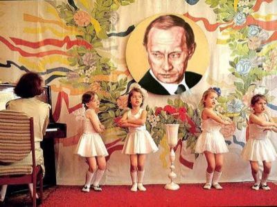 Little Russian girls performing under a portrait of Putin (Image: kasparov.ru)