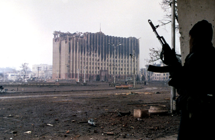 A Chechen fighter near the burned-out ruins of the Presidential Palace in Grozny, January 1995 during the First Russo-Chechen War (Image: Photo: Mikhail Evstafiev, wikipedia.org)