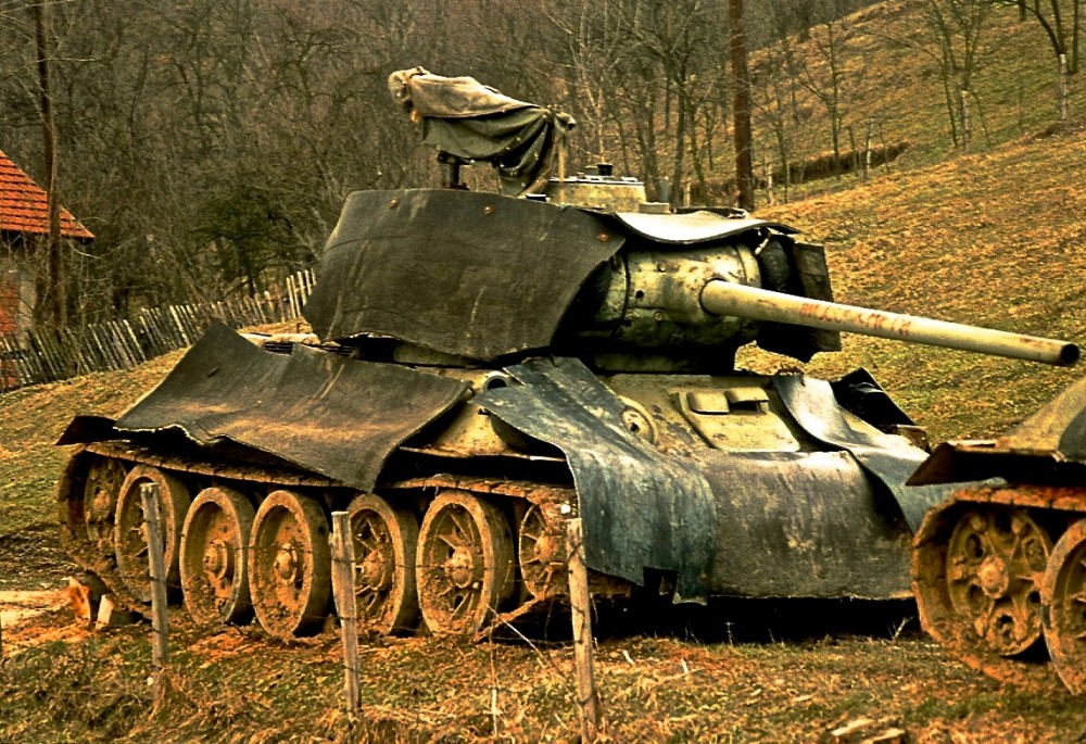 Russian musicians donate T 34 tank to Donetsk Opera
