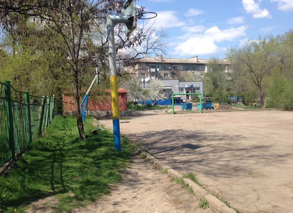 Residents of the Russia-occupied Donetsk had bravery to demonstrate their patriotism by painting the children's playground in the colors of the Ukrainian national flag. (Image: 62.ua)