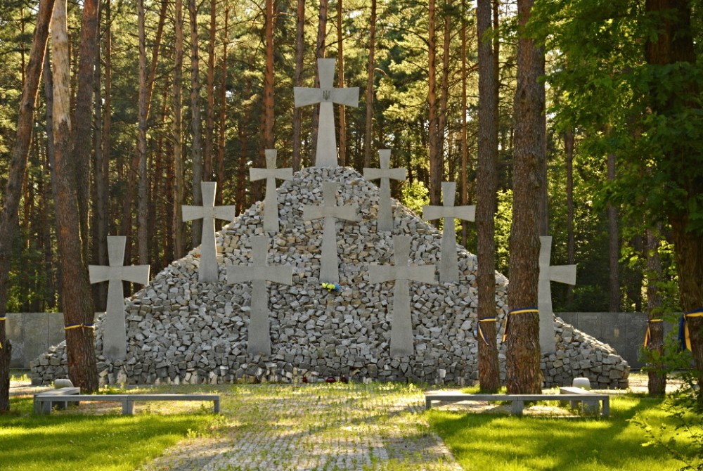 Mass graves exemplify communist terror — Poroshenko