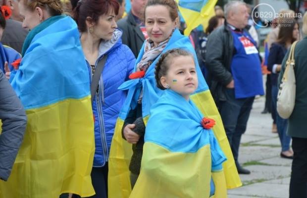 Mariupol residents protest against demilitarization of Shyrokyne ~~