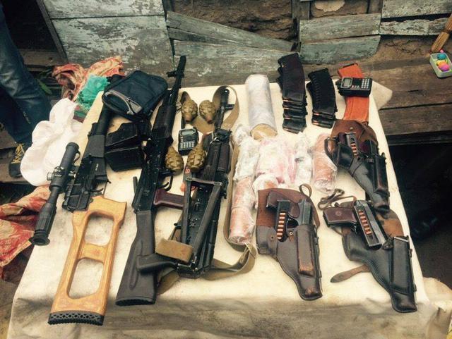 Some of the weapons, ammunition, and explosives seized from the members of the arrested terrorist and spy group operating in Kharkiv, which was recruited and controlled by Russian military intelligence. (Image: SBU)