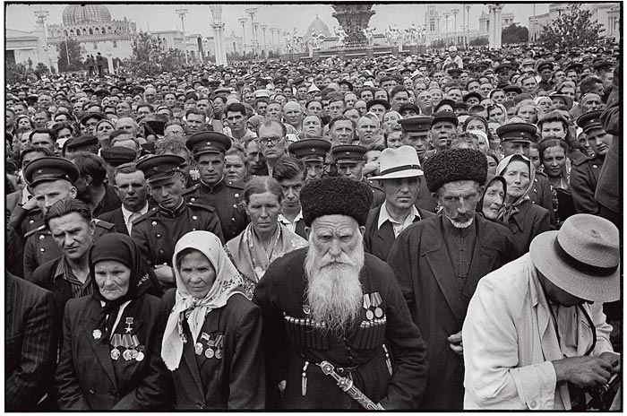 1954 in Moscow, USSR. Soviet people crowded at the Exhibition of Achievements of the People's Economy (Image: Henri Cartier-Bresson)