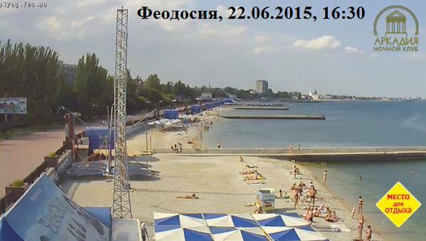 Tourism is critical to Crimea's economy. After Russia's annexation of the Ukrainian peninsula, the multi-million flow of tourists contracted to a trickle, thus crushing Crimean economy. The webcam images of empty beaches that normally were completely full are a confirmation. June 2015 (Image: Webcam capture)