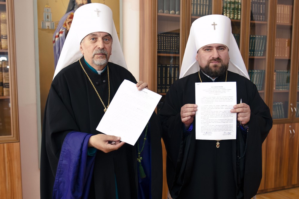 The Ukrainian Autocephalous Orthodox Church and the Ukrainian Orthodox Church of the Kyiv Patriarchate, two of the three largest Orthodox denominations in Ukraine, have agreed to hold a meeting later this month to discuss unification. June 2015 (Image: cerkva.info)