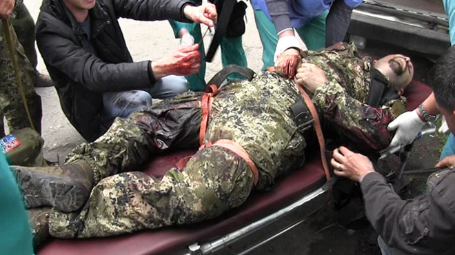 A Russian mercenary in the Donbas with heavily bleeding leg wounds being evacuated in the rear (Image: censor.net.ua)