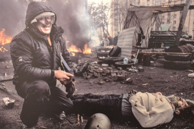 Parents discover circumstances of son’s death on Maidan through photos captured by Polish reporter
