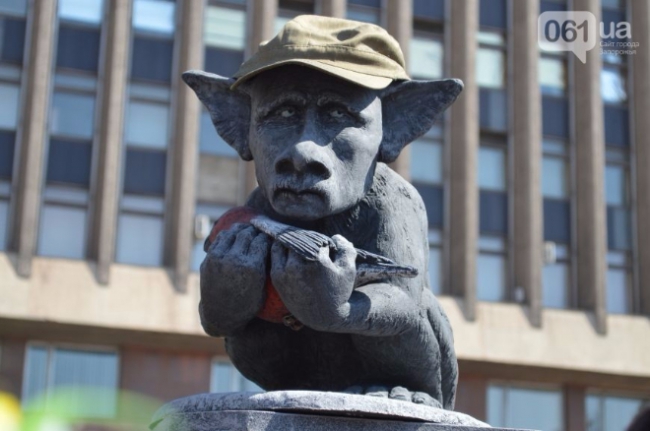 Monument to Russian media fakes unveiled in Ukraine