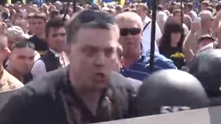 Oleh Tyahnybok, the leader of Svoboda party shouting at soldiers of Ukrainian National Guard protecting the Verkhovna Rada before the grenade explosion on August 31, 2015 (Image: video capture)