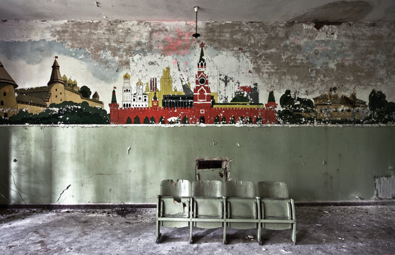 The Moscow Kremlin pictured on the wall of a decaying Russian building (Image: Apostrophe.com.ua)