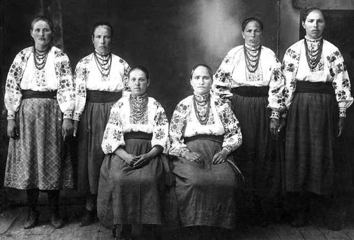 Only two of the women in this photo taken in 1927 in the Village of Shkarivka near Kyiv survived the Holodomor. (Image: fundholodomors.org.ua)