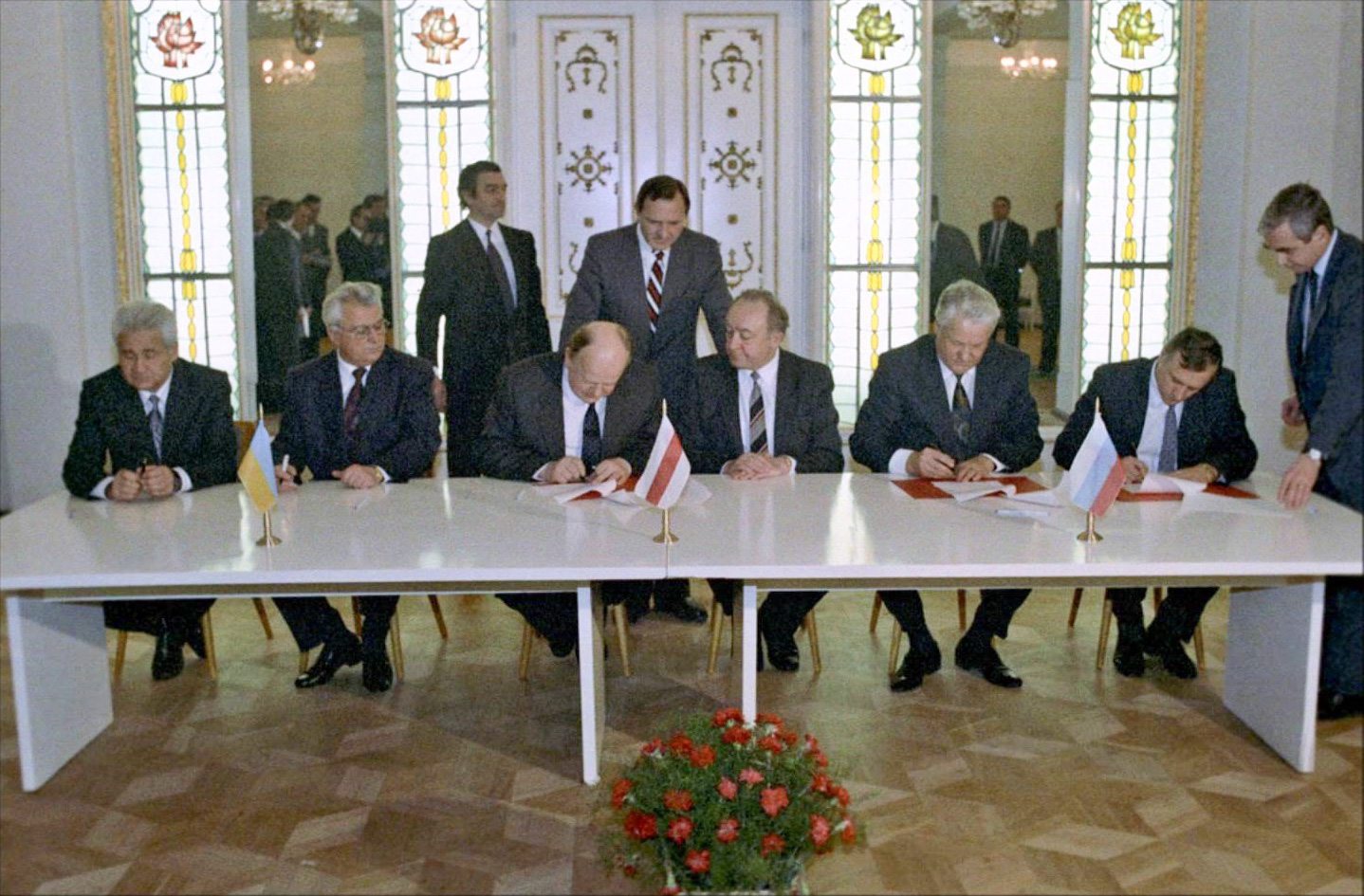 Signing the Agreement to eliminate the USSR and establish the Commonwealth of Independent States. Ukrainian President Leonid Kravchuk (second from left seated), Chairman of the Supreme Council of the Republic of Belarus Stanislav Shushkevich (third from left seated) and Russian President Boris Yeltsin (second from right seated) during the signing ceremony to eliminate the USSR and establish the Commonwealth of Independent States. Viskuly Government Retreat in the Belarusian National Park "Belovezhskaya Pushcha". (Image: U. Ivanov, RIAN archives via Wikipedia)