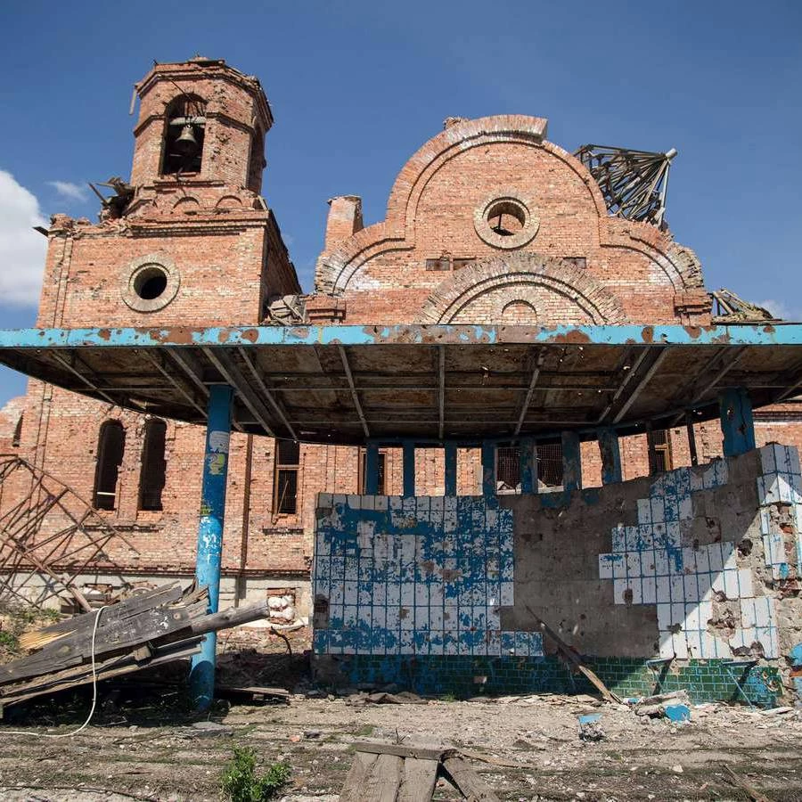 Devastation in the Donbas brought by the Russian military aggression in Ukraine. This picture taken on April 23, 2015 shows a bus stop and a church damaged by artillery shelling, in the village of Peski near Donetsk. (Image: Oleksandr Ratushniak / AFP)