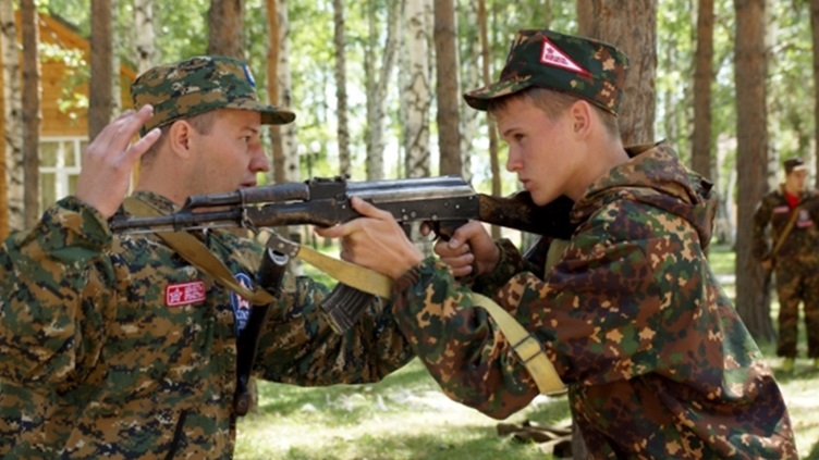 Estonian ETV's investigative television program, "Pealtnägija", revealed how ethnic Russian pupils from Estonia are taking part in Russian youth camps, which aim to ensure their allegiance to the Kremlin. The camps are organized in cooperation with Russian federal agencies, the Ministry of Defense, security forces and media outlets. The organizers are also closely connected to the Russian military intelligence service, the GRU. (Image: ERR)