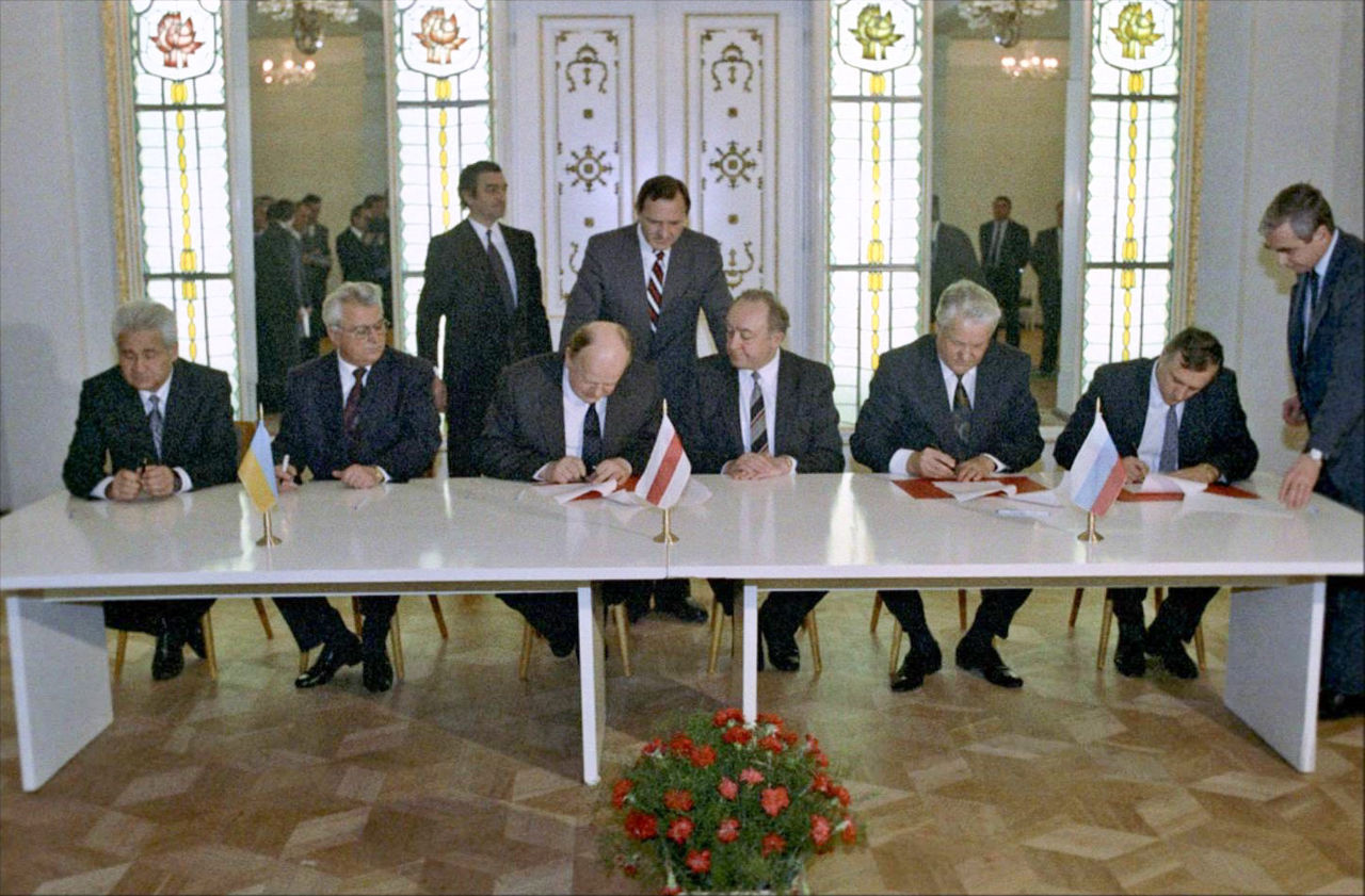 Signing the Agreement to eliminate the USSR and establish the Commonwealth of Independent States. Ukrainian President Leonid Kravchuk (second from left seated), Chairman of the Supreme Council of the Republic of Belarus Stanislav Shushkevich (third from left seated) and Russian President Boris Yeltsin (second from right seated) during the signing ceremony to eliminate the USSR and establish the Commonwealth of Independent States. Viskuly Government Retreat in the Belarusian National Park "Belovezhskaya Pushcha" on on December 8, 1991. (Image: U. Ivanov, RIAN archives via Wikipedia)