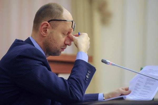 Prime Minister Yatseniuk keeps his seat. For Now
