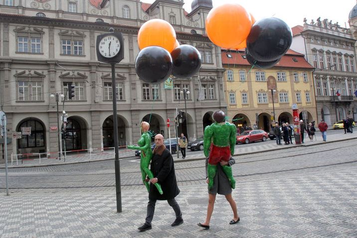 These half-naked people protest against Putin’s imperialism in Prague ~~
