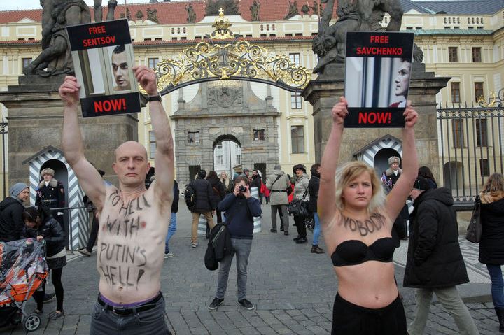 These half-naked people protest against Putin’s imperialism in Prague ~~