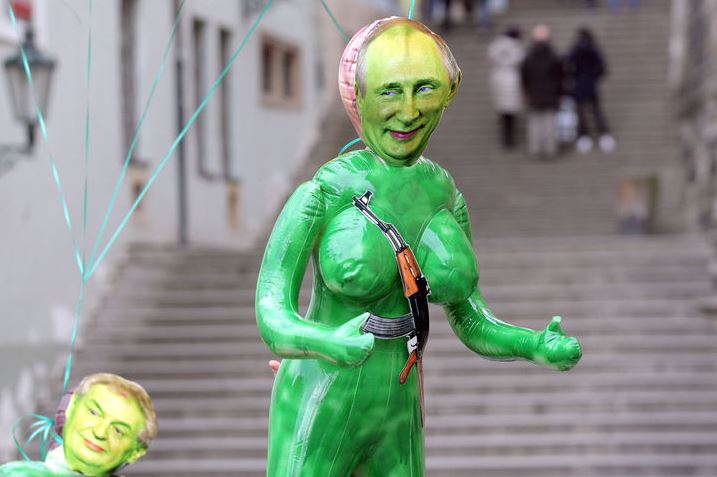 These half-naked people protest against Putin’s imperialism in Prague ~~